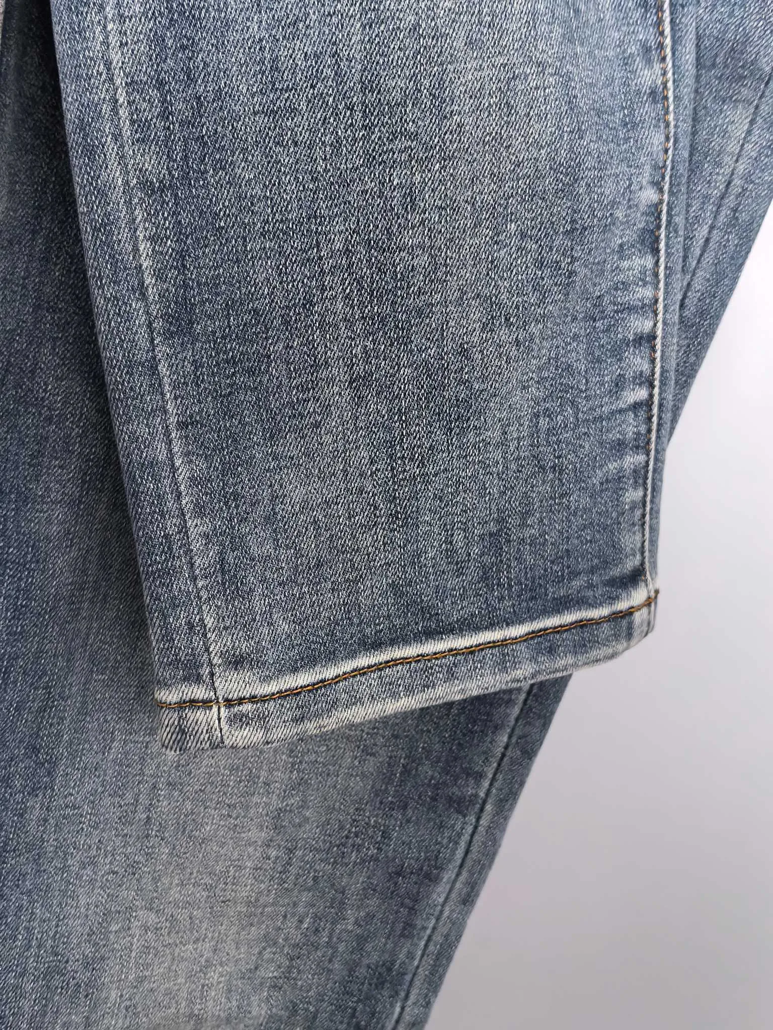 P400 Chrome Hearts men's denim jeans, official album and poster wear style!  High-grade imported denim raw-color fabrics are supplied to customers. We specially select pure 13oz denim fabrics from Okayama, Japan. They are washed with heavy-duty environmentally friendly plant enzymes. The texture has a light retro color and is quite beautiful, which is very suitable for the autumn and winter colors. After washing, the fabric is soft and delicate, but has a strong sense of bones and a slight stretch, which provides an excellent comfortable experience. There is no damage from any technical elements throughout the body, retaining the purest tannin color! The details throughout the body are perfect, exquisite and elegant. The latest leather label on the waist highlights the brand's characteristics. The hardware accessories, leather label and wiring all reflect the craftsmanship! The silhouette is perfectly tailored and has excellent butt lift and slimming effect. It can be easily matched with any top in the wardrobe. It has wide compatibility and is suitable for various daily wear. The upper body is full of shape. It is a must-have trousers for those who are obsessed with quality control and 1V! Size: 29-38 No 35 37